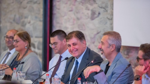 İZPA Bilim Kurulu toplantısında Dr. Cemil Tugay ve Prof. Dr. Koray Velibeyoğlu, diğer yetkililer ile yan yana oturuyor