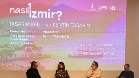 Panelistler ve moderatör sahnede otururken görülüyor