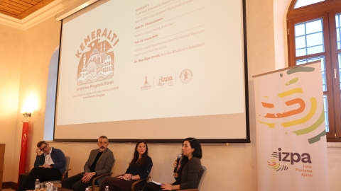 Panelistler sahnede otururken görülüyor