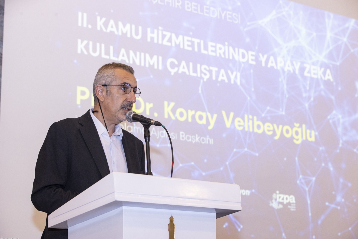 İZPA Başkanı Prof. Dr. Koray Velibeyoğlu, çalıştayda konuşuyor