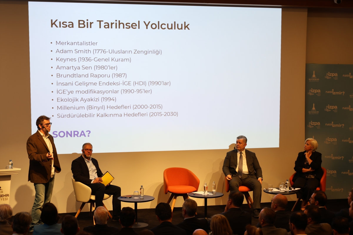 Panelde üç konuşmacı ve moderatör sahnede görülüyor 