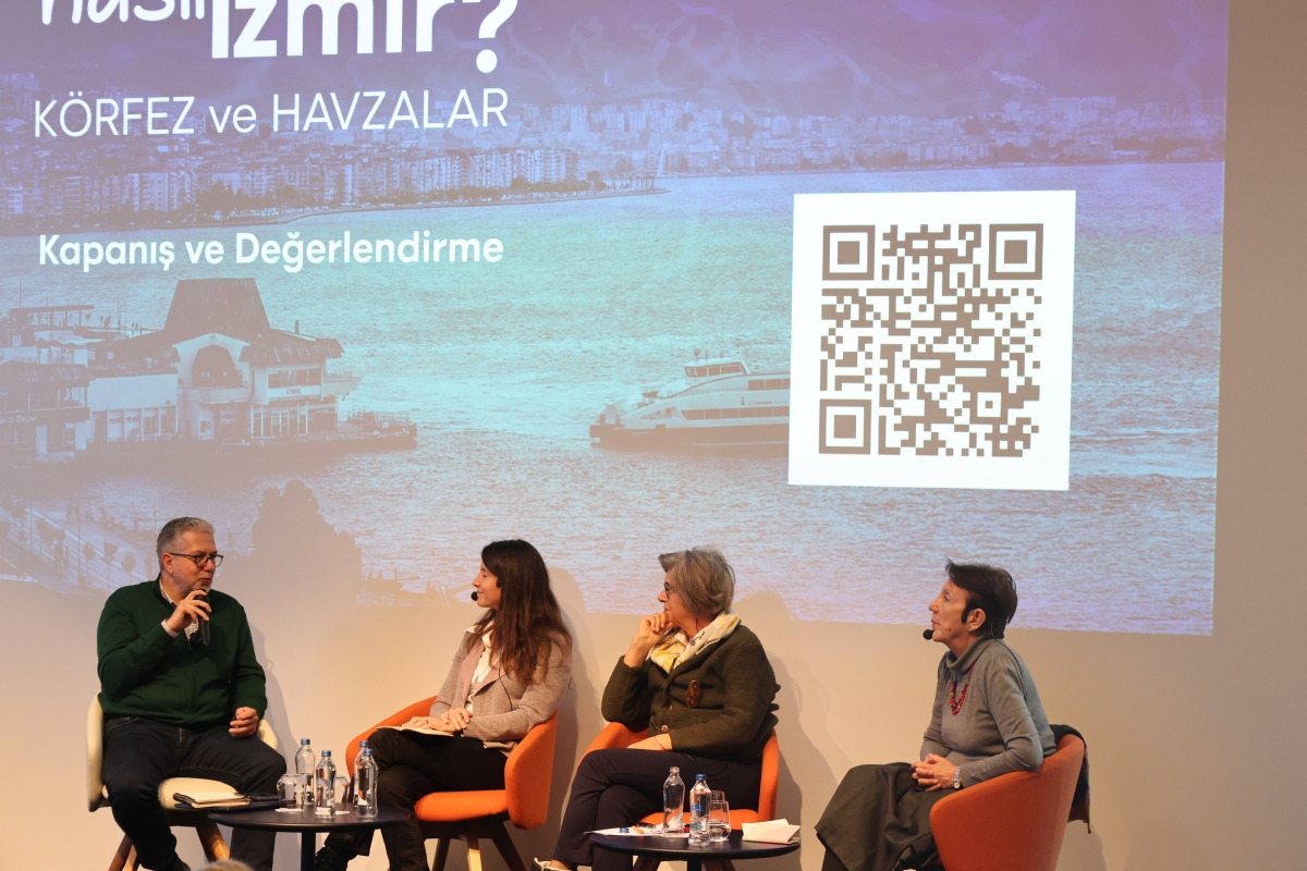 Panelistler ve moderatör sahnede otururken görülüyor