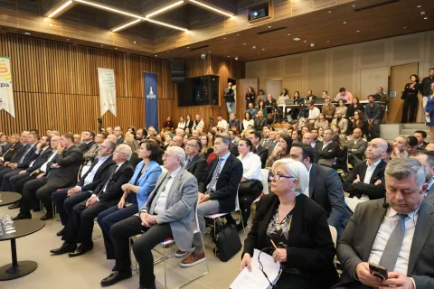 Salondaki kalabalık izleyici topluluğu görülmekte