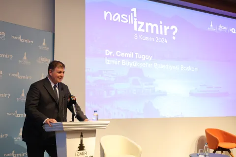 Başkan Dr. Cemil Tugay, kürsüde konuşmasını yaparken görülüyor