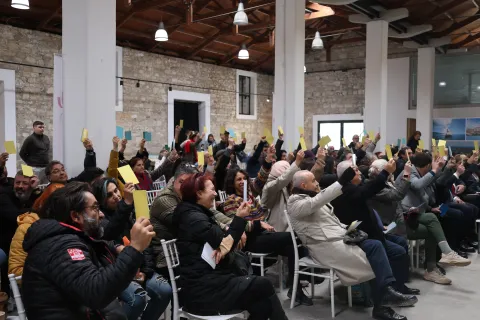 İZPA ile Urla Belediyesi iş birliğinde çalışmaları sürdürülen Tarihi Kent Merkezi Kullanım Yönetmeliği ve Tasarım Rehberi Vatandaş Paneli, 7 Şubat Cuma günü gerçekleşti. Urla’nın tarihi kent merkezini koruyarak geleceğe taşımak, yaşam kalitesini artırmak ve ekonomik gelişimi desteklemek için gerçekleştirilen çalışmada, kentsel tasarım süreçlerine dair görüş alışverişinde bulunulurken, yapılan alternatifli tasarımlar değerlendirilip oylanarak Urla’nın geleceğine birlikte yön verildi. Malgaca, Arasta ve Sana