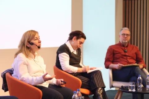 Panelistlerden Deniz Yükseker sahnede konuşurken görülüyor.