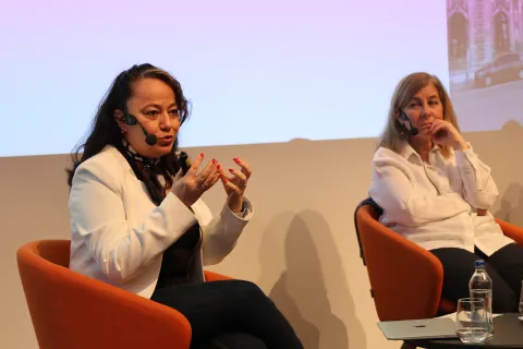 Panelist Ayselin Yıldız, sahnede konuşurken görülüyor